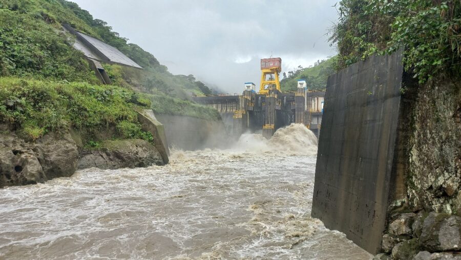 Remoci&oacute;n de sedimentos acumulados en el embalse de la central Delsitanisagua